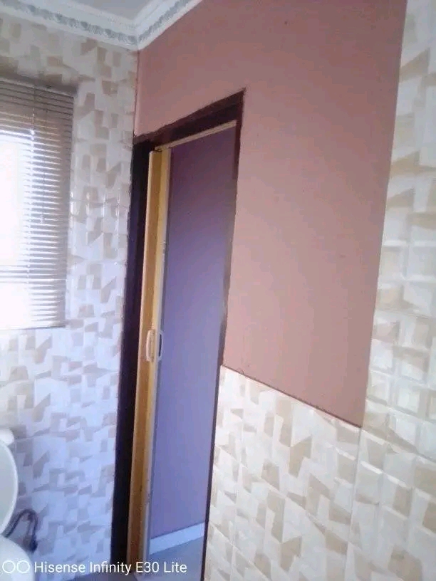 Ensuite room available in phase 1 not far fro  in Braamfischer