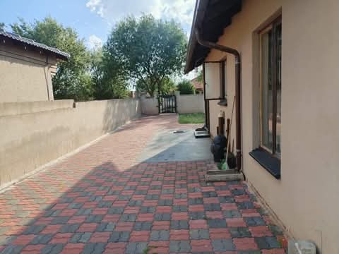 Rental price r5800 plus deposit
fitted kitch  in Dawn Park