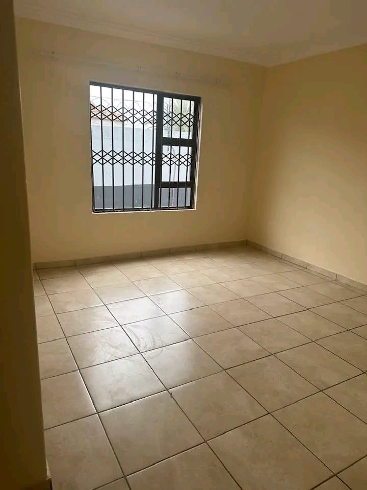 Bachelor available for rental (5min walk to b  in Birch Acres