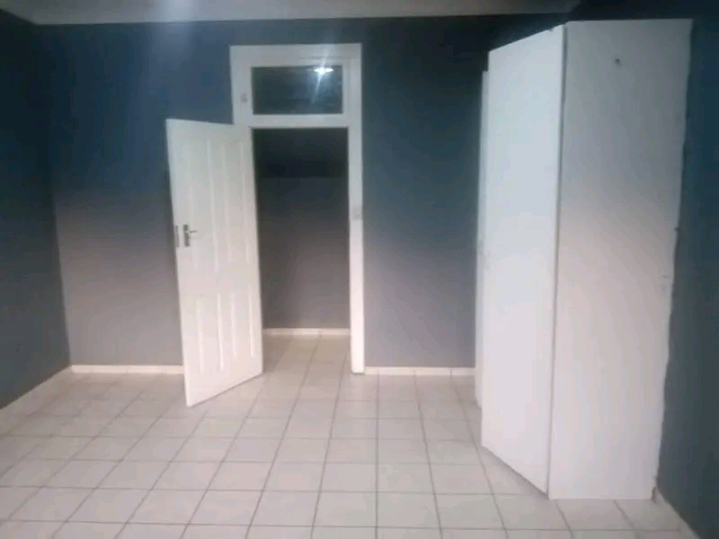 A nice clean big bedroom at fourtsqure and ha  in Yeoville