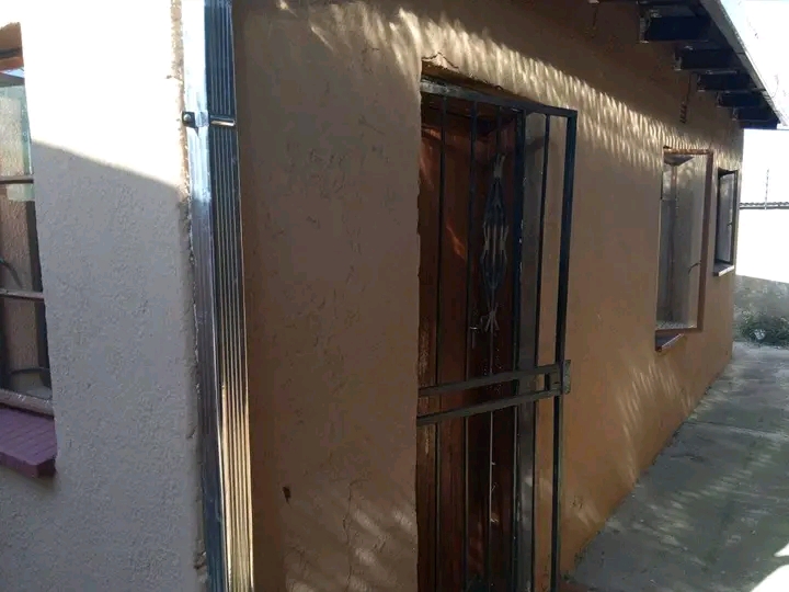 Big spacious room to rent with bath and toile  in Dobsonville