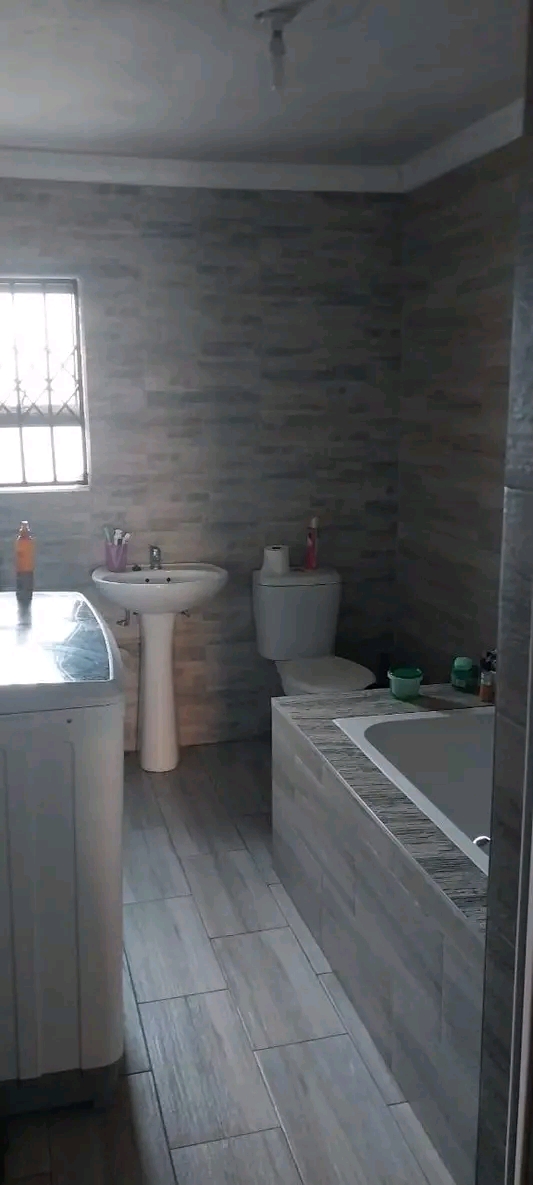 Bachelor rent r3500 plus deposit 
fully fitt  in Leondale