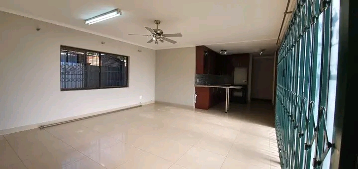100 m2 - spacious! garden flat huge living ar  in The Reeds