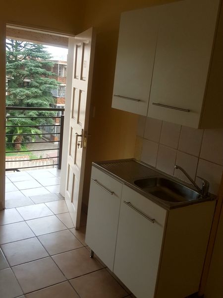 Clean & secure bachelor flat available in ber  in Berea