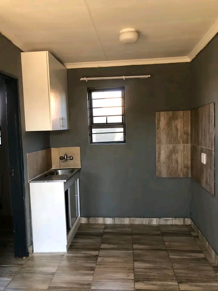 En-suite bachelor room to rent at extension 4  in Protea Glen