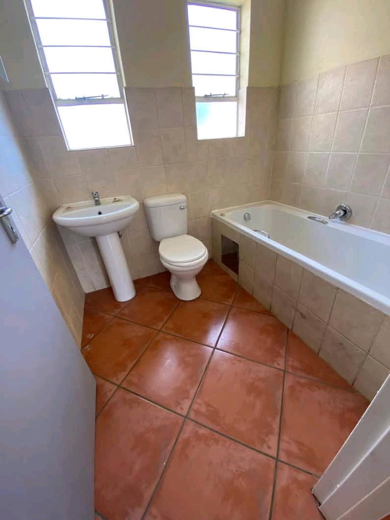 Lovely 2 bedroom 2 bathroom apartment availab  in Roodepoort