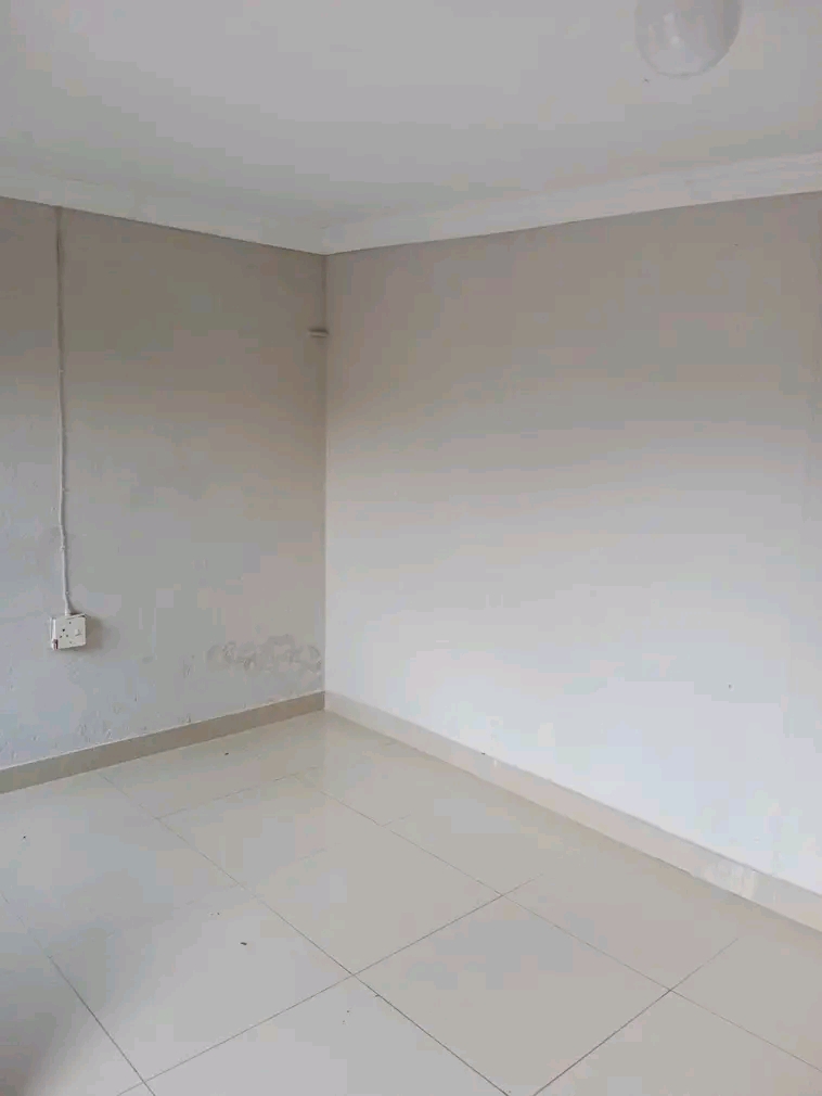 Big outside room like cottage 
available now  in Orange Grove