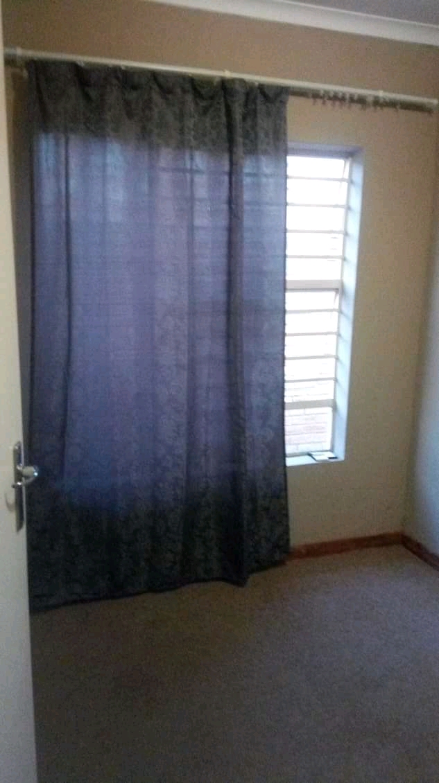 Good day room avaliable in a 2 bedroom secure  in Olievenhoutbosch