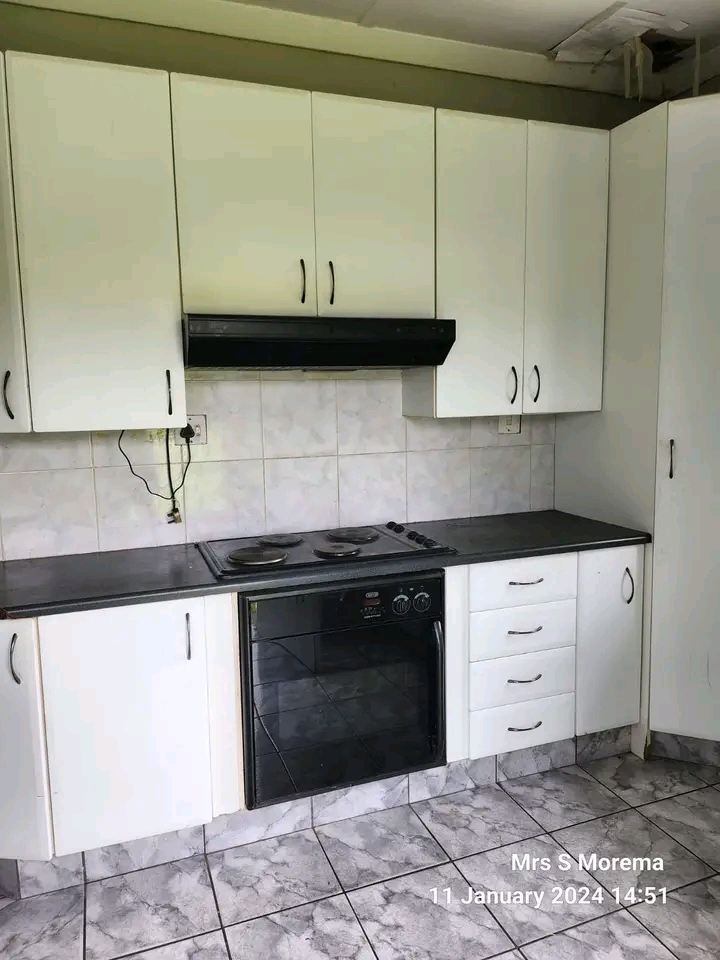 3 fitted bedrooms,fitted kitchen, lounge, sep  in Birchleigh