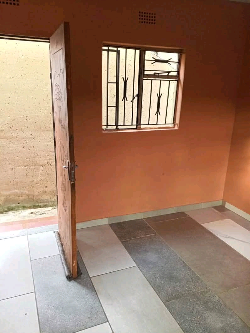 Medium room available rent r1200* water and e  in Dube