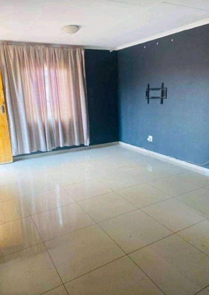 Room available in 4th ave selborne for r1200pm includin in Alexandra