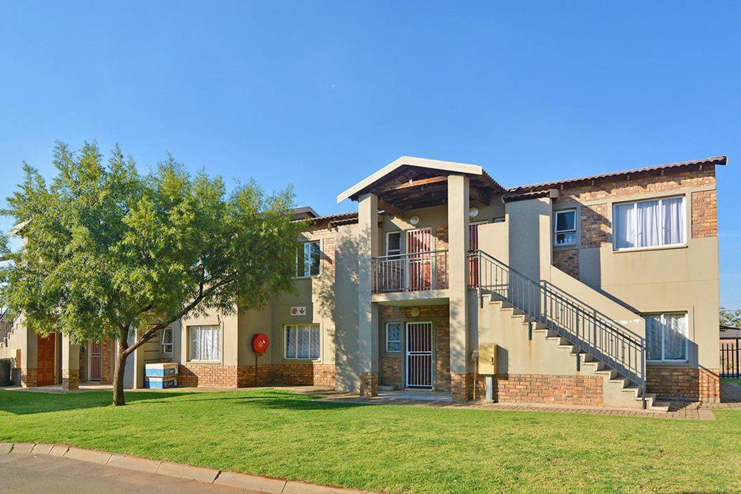 Lovely and spacious 2 bedroom 1-bathroom apar  in Protea Glen