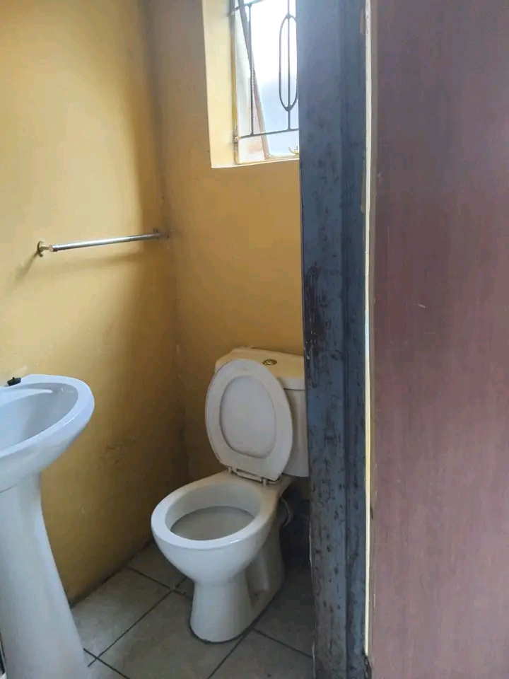 Bachelor for 3k deposit is 2k comes with buil  in Ebony Park