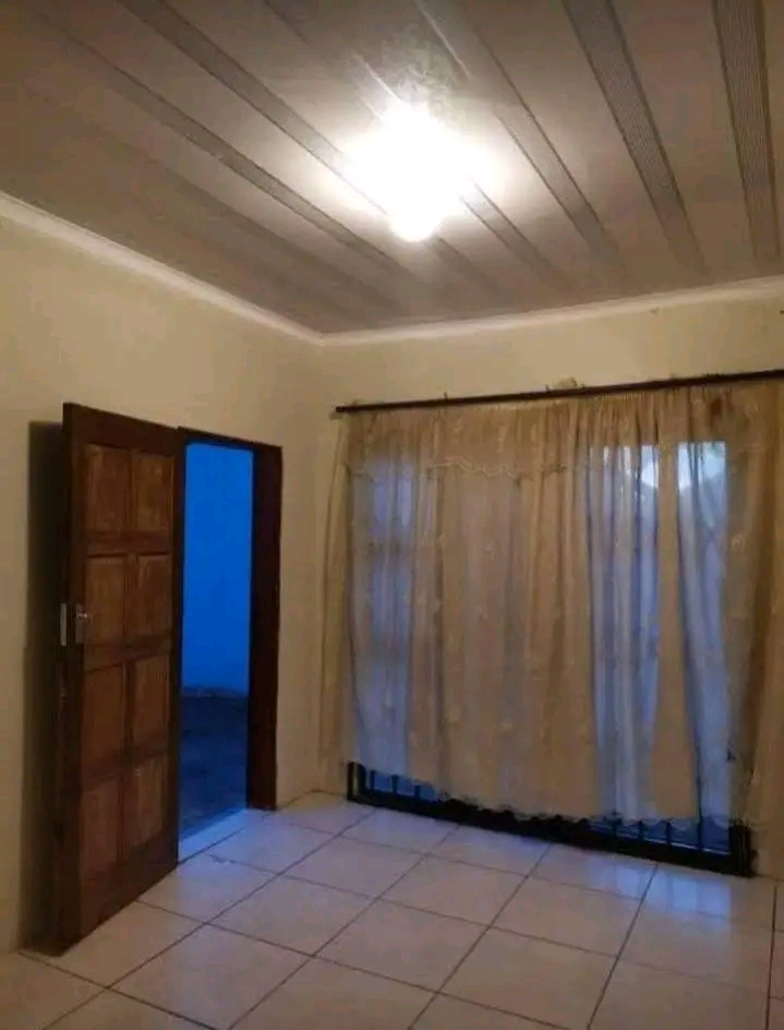 Garage available in 3rd avenue selborne for r  in Alexandra