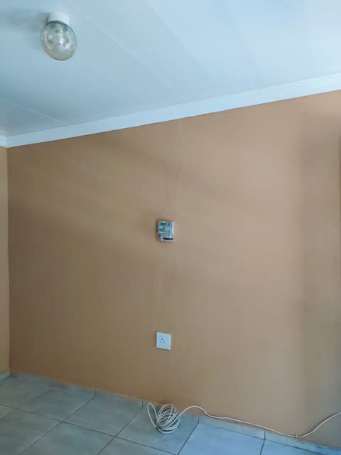 Bachelor unit available at ext 2 with prepaid  in Soshanguve