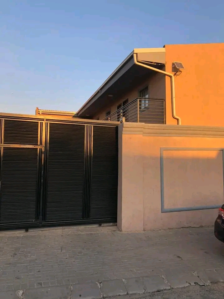 A beautiful bachelor
 comes with fitted kitc  in Tembisa