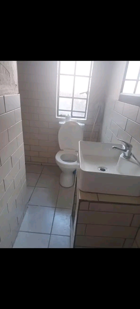 2 fitted bedroom cottage comes with a fitted   in Birchleigh