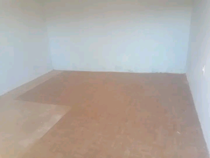 Room available in ext2, rent is 700 water and  in Rondebult