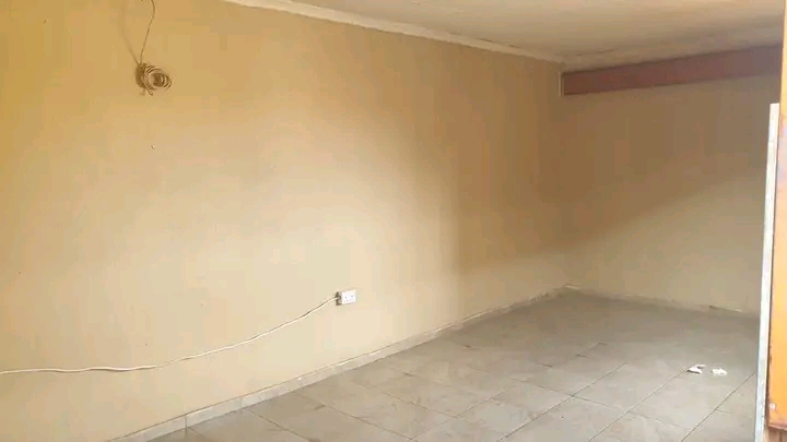 The are 2 single rooms available in mailula e  in Vosloorus