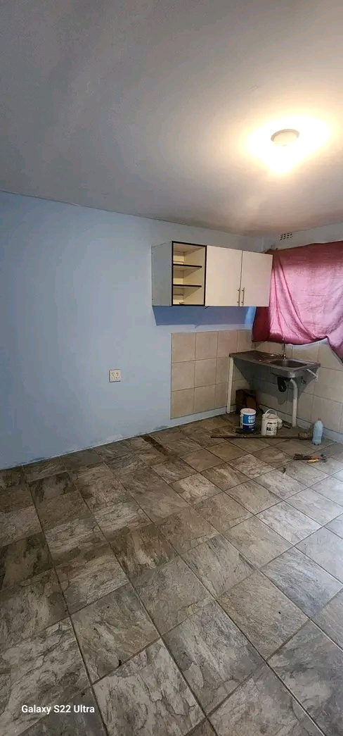 A 2 room house available
rent r3700
deposit  in Lombardy west