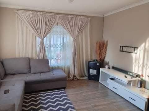 Rental price r5800 plus deposit
fitted kitch  in Dawn Park