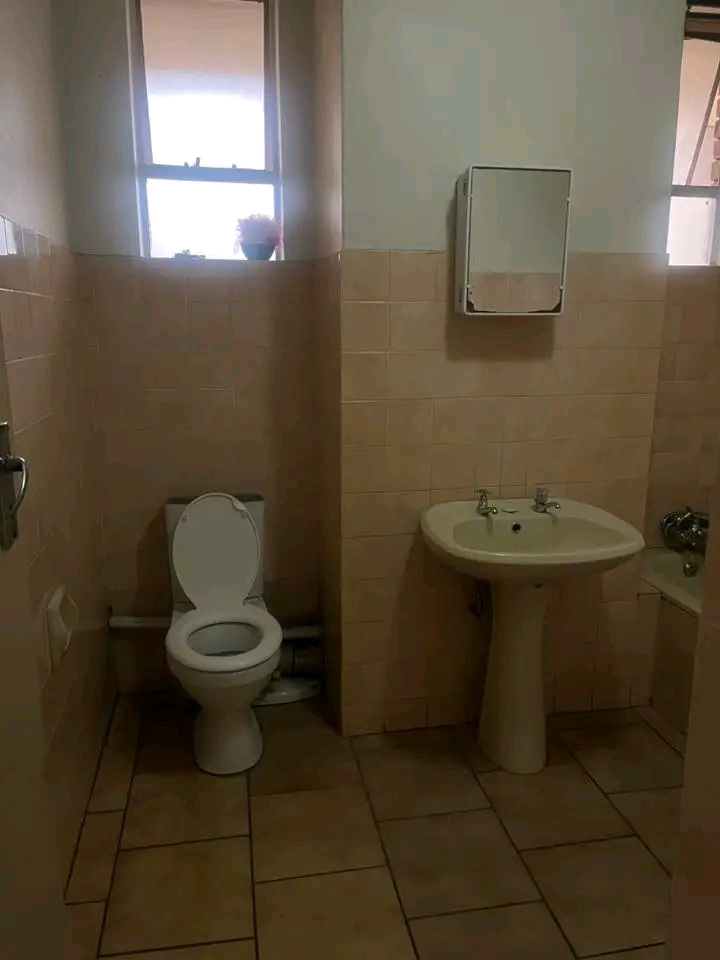 1 room in a 3 bedroom apartment available on in Randburg