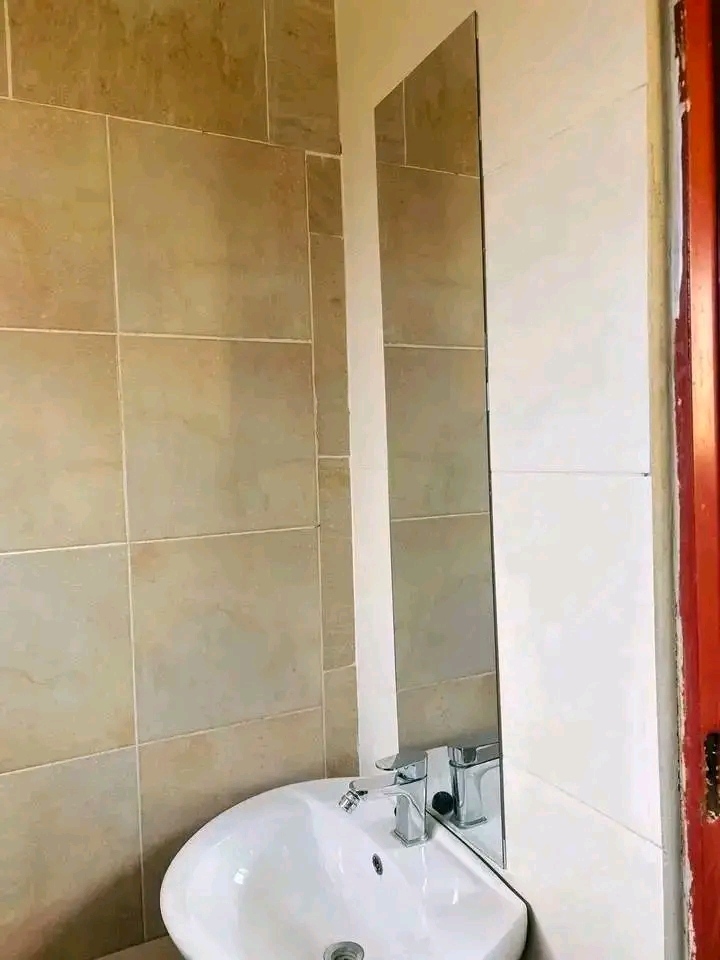 Garage room to let in phase 2, rent r2500, de  in Diepkloof