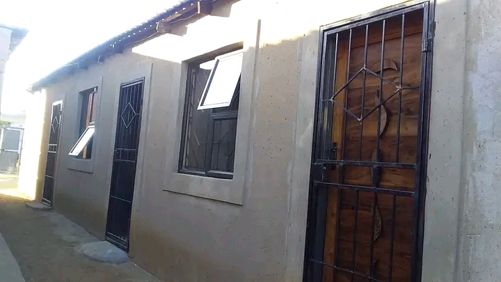 2 rooms available now at quantum etwatwa call  in Daveyton