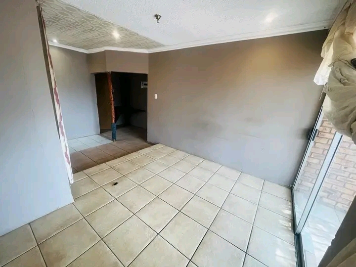 2 bedroom house/apartment is available immedi  in Mamelodi