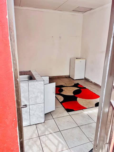 Room to rent in kwanele ext 2 shower out side  in Katlehong