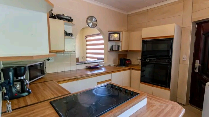 House for rental 
rental r8700 plus deposit   in Dawn Park