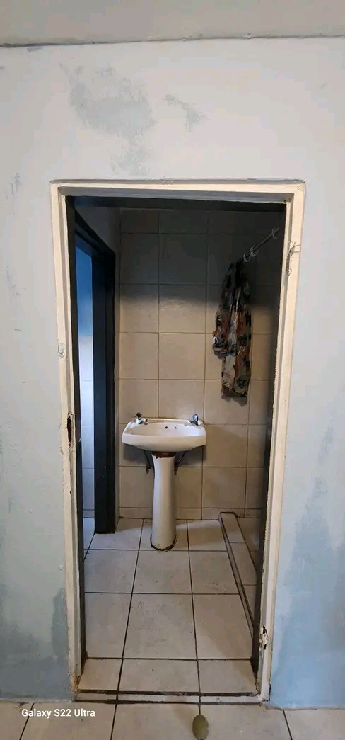 A 2 room house available
rent r3700
deposit  in Lombardy west