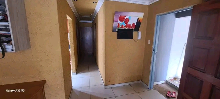 3 bedroom house -with 2 outside rooms -availa  in Allandale