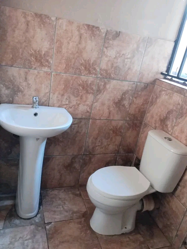 Ensuit room available for rental 
location:   in Protea Glen