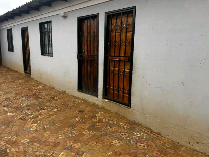 Ext 11 ( close to water tank)
room available  in Protea Glen