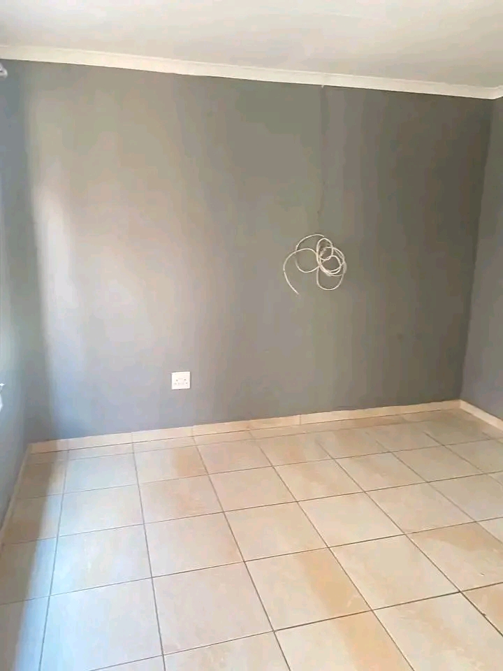 1700 spacious room to rent immediately ext 11  in Meadowlands