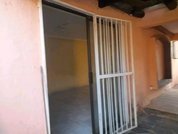 Big bachelor to let in robinia road wychwood   in Germiston