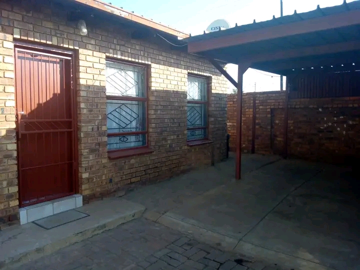 Bachelor available for rental in ext 2 behind  in Nellmaphius