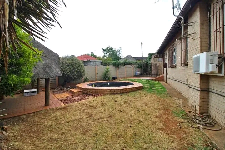 This beautiful 3 bedroom, 1 bathroom, kitchen  in Germiston