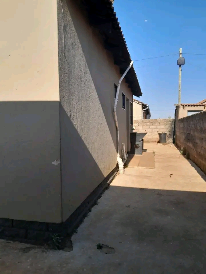 2 bedroom house available in mailula stand al  in Vosloorus