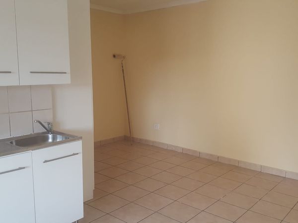 Clean & secure bachelor flat available in ber  in Berea