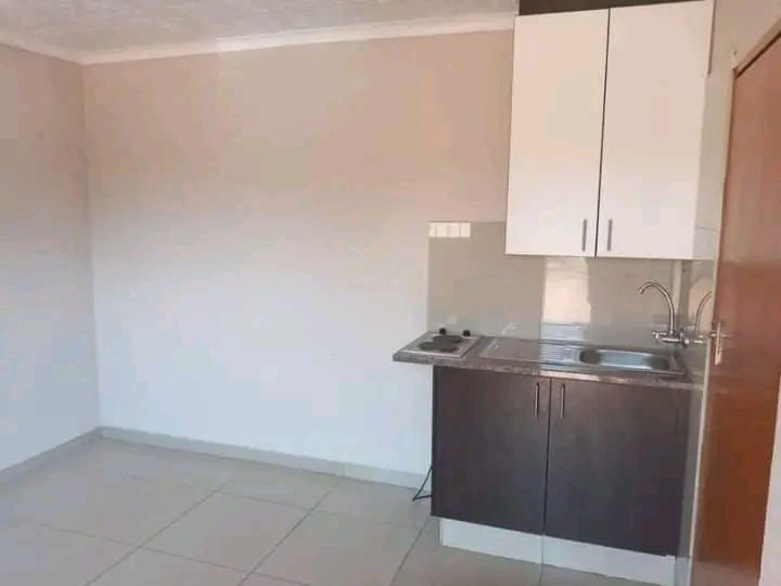 Room available immediately. 
r2650pm + r2650  in Spruitview