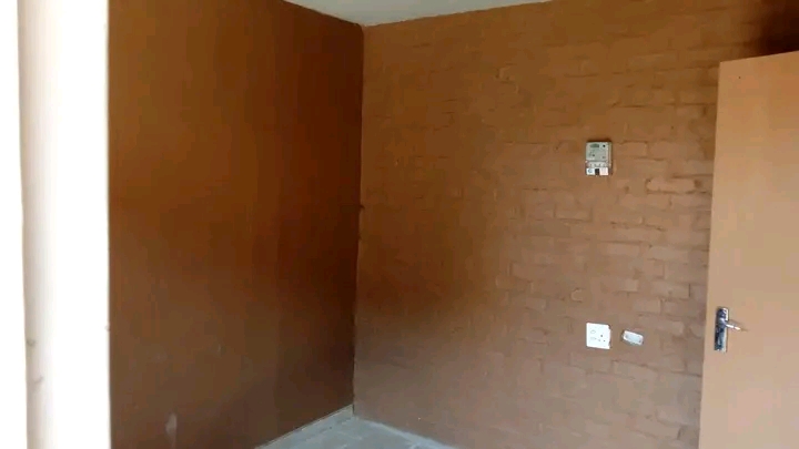 Small bachelor to rent available at thlamathl  in Tembisa