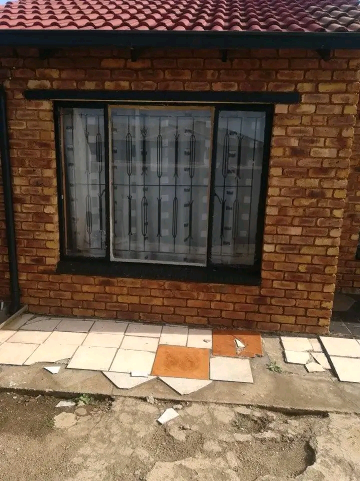 2 bedroomed house available for month end at   in Vosloorus