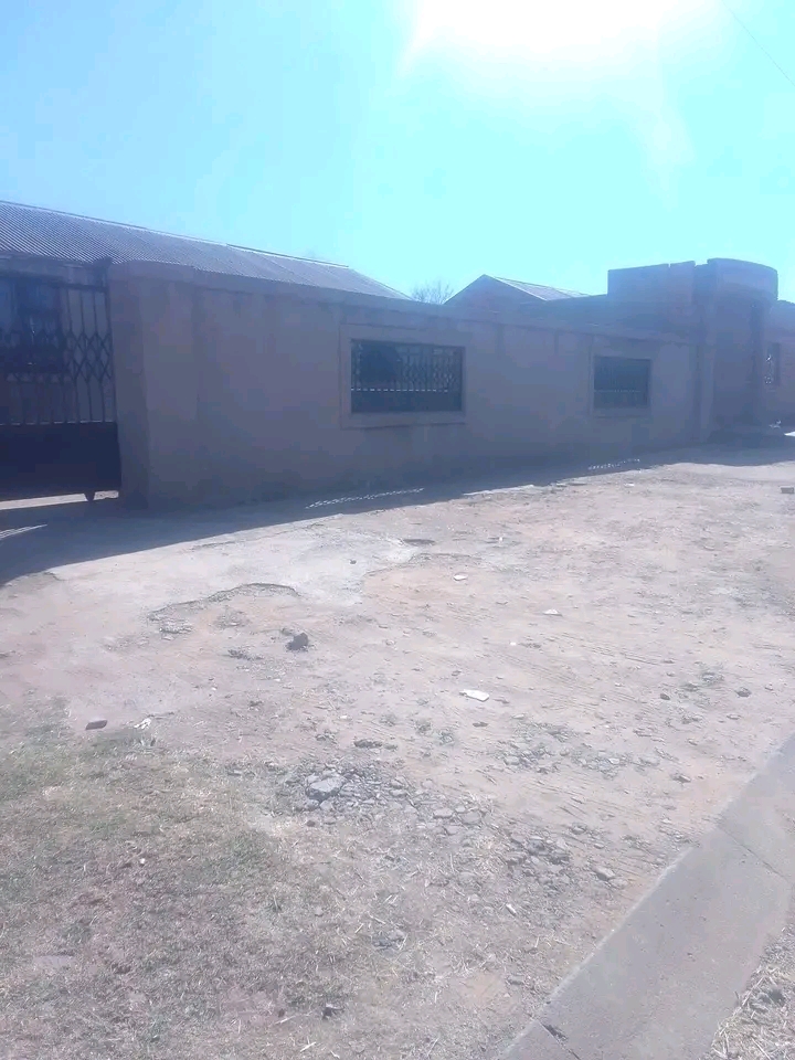 A 3 roomed house available in phomolong.

1  in Orlando West