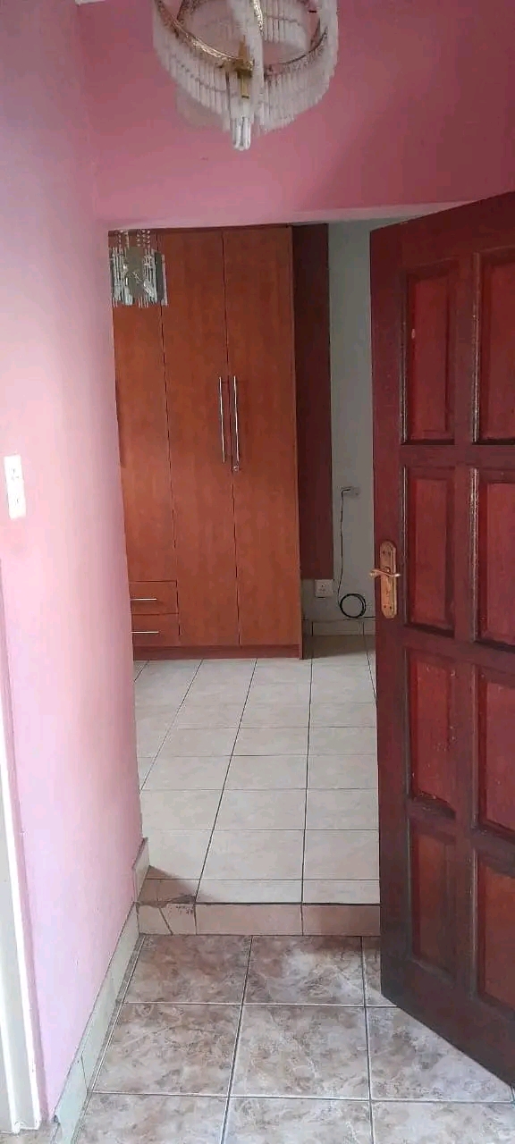 Zone 2, 1 room with fitted built ins, space f  in Pimville