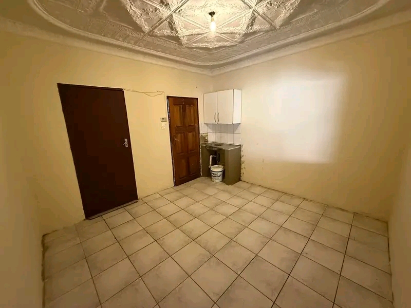 Cottage available in 3rd avenue corner 1st pl  in Bezetenhoud valley