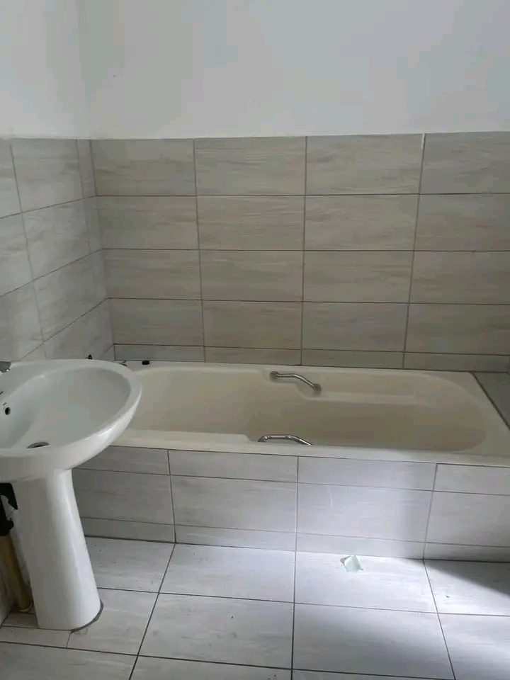 Big en-suite room with shower and bath and to  in Lyndhurst