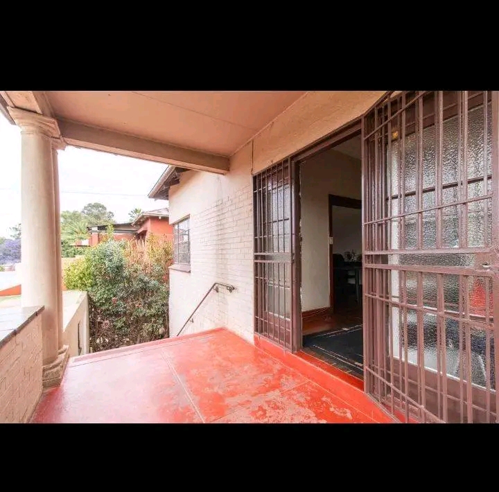 3 bedroom house to rent available. r8000 wate  in Bezuidenhout Valley