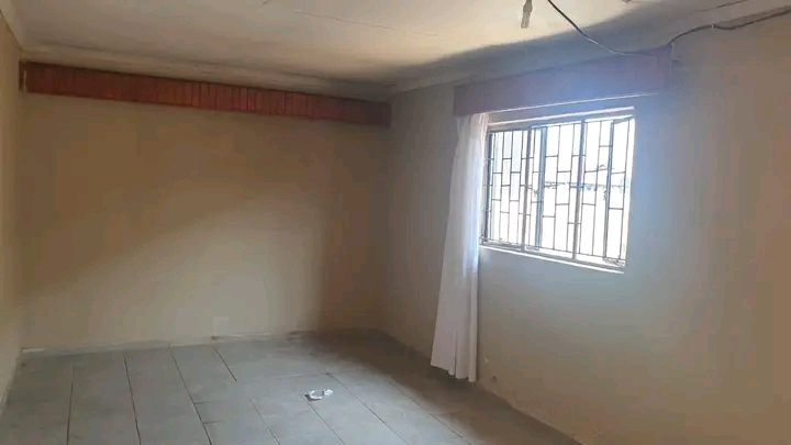 The are 2 single rooms available in mailula e  in Vosloorus